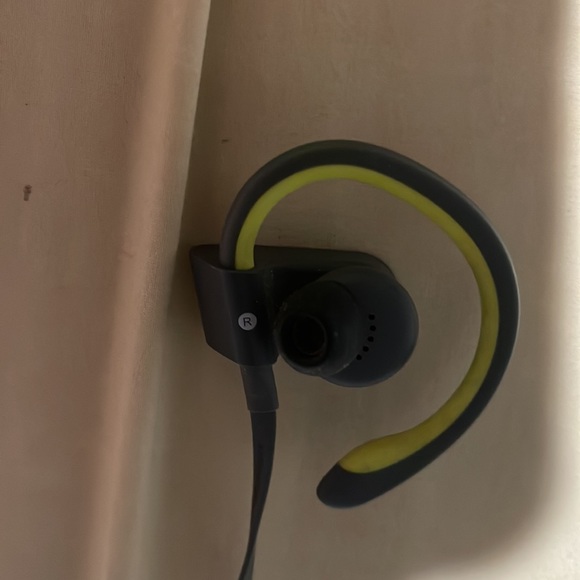 POWER BEATS - Picture 2 of 3